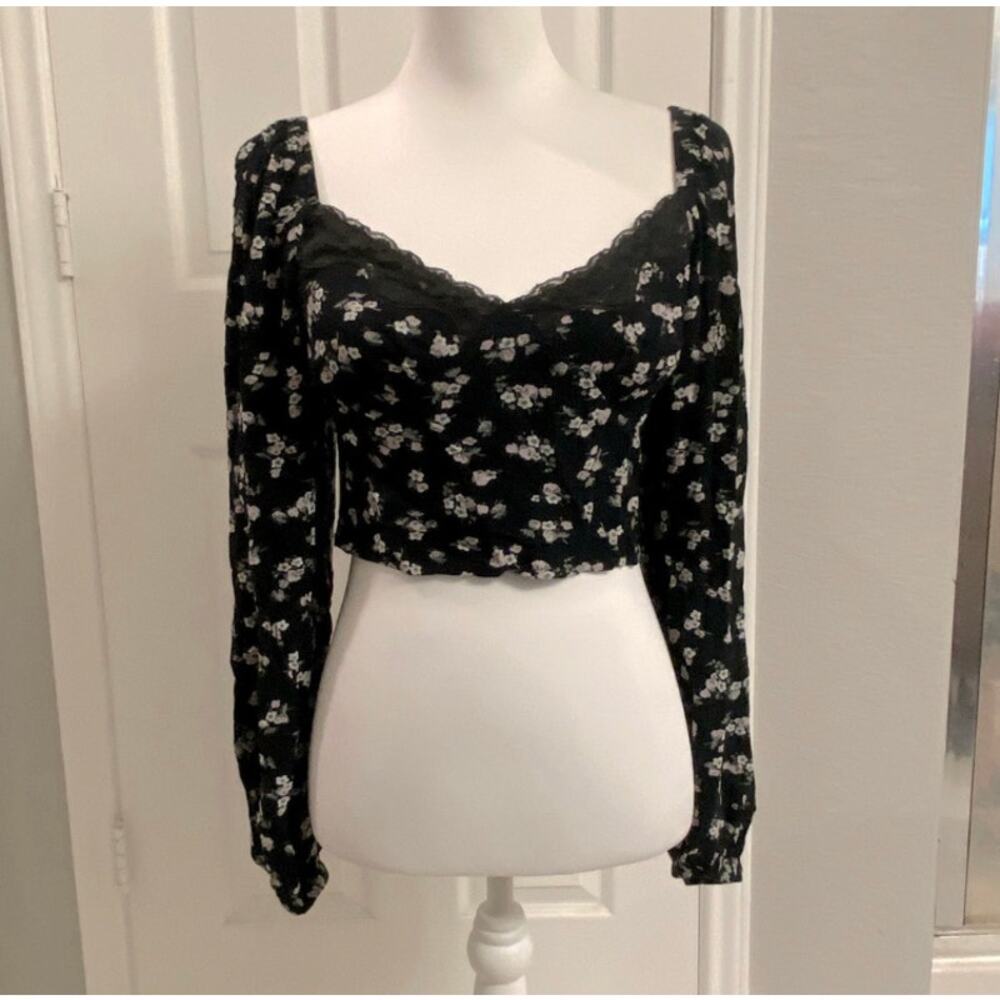 ❤️ Black Floral Sweetheart Crop Top Lace Trim and Long Sleeves - Small